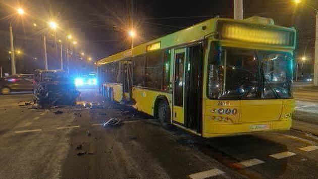 Autobus e auto si sono scontrati a Minsk