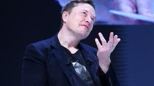 Elon Musk: erster Billionär mit 700 Mrd $