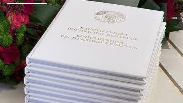 Sędziowie otrzymali legitymacje i Konstytucję