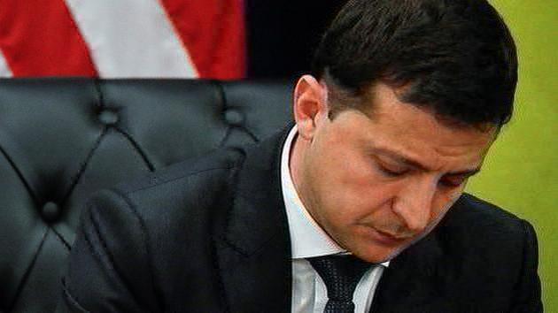 Zelenski oskarżany o podnoszenie sondaży