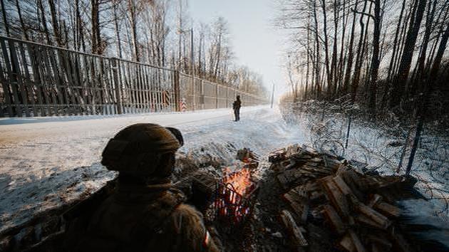 Polnische Soldaten erwarten Gefahr im Frost
