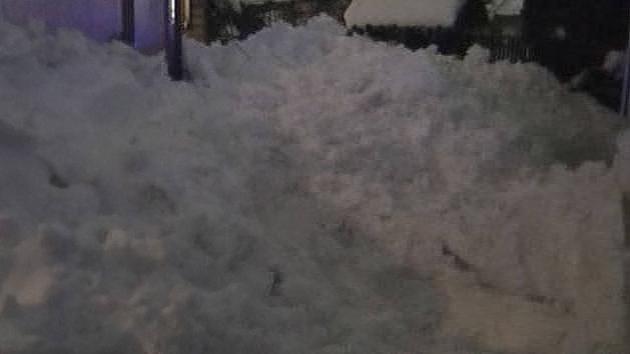 Älterer Mann stürzt Kind im Schnee in Moskau