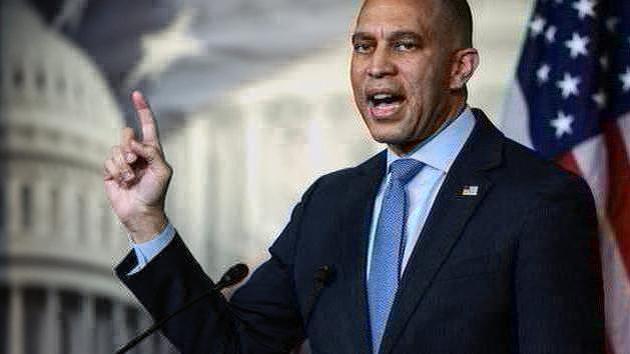 Jeffries exige que Trump justifie l'attaque