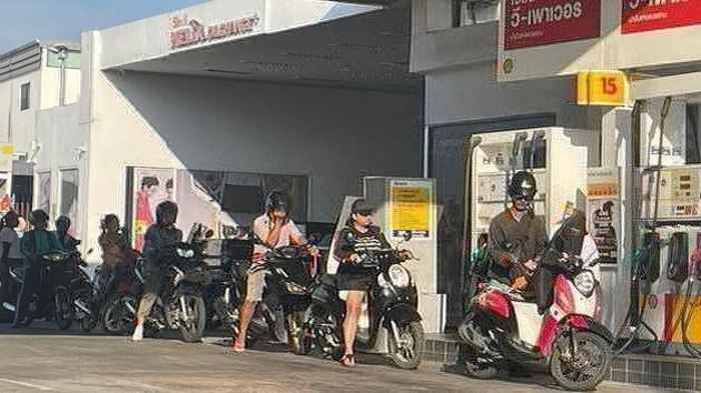 Kraftstoff in Thailand: Menschen in der Schlange