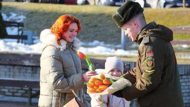 Karininkai sveikina moteris per kov. 8