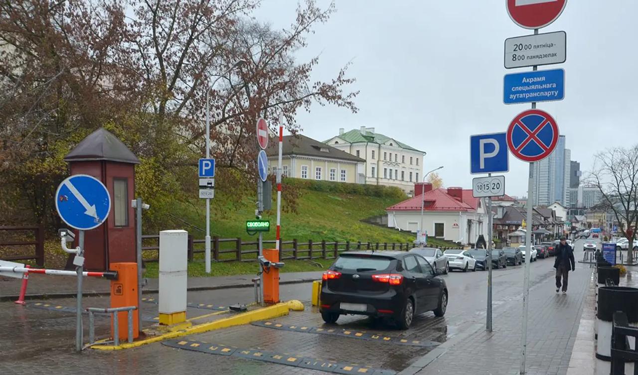 Taxi passenger broke barrier at Zybitskaya parking, now owes 5,431 rubles