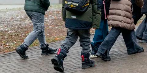Controllo casuale dei bagagli a mano nelle scuole bielorusse