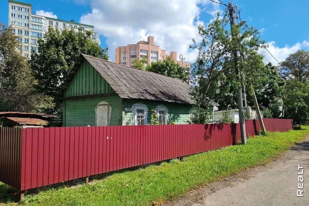 Private houses near 'Korona' on Kalvaryjskaya being demolished for new residential complex