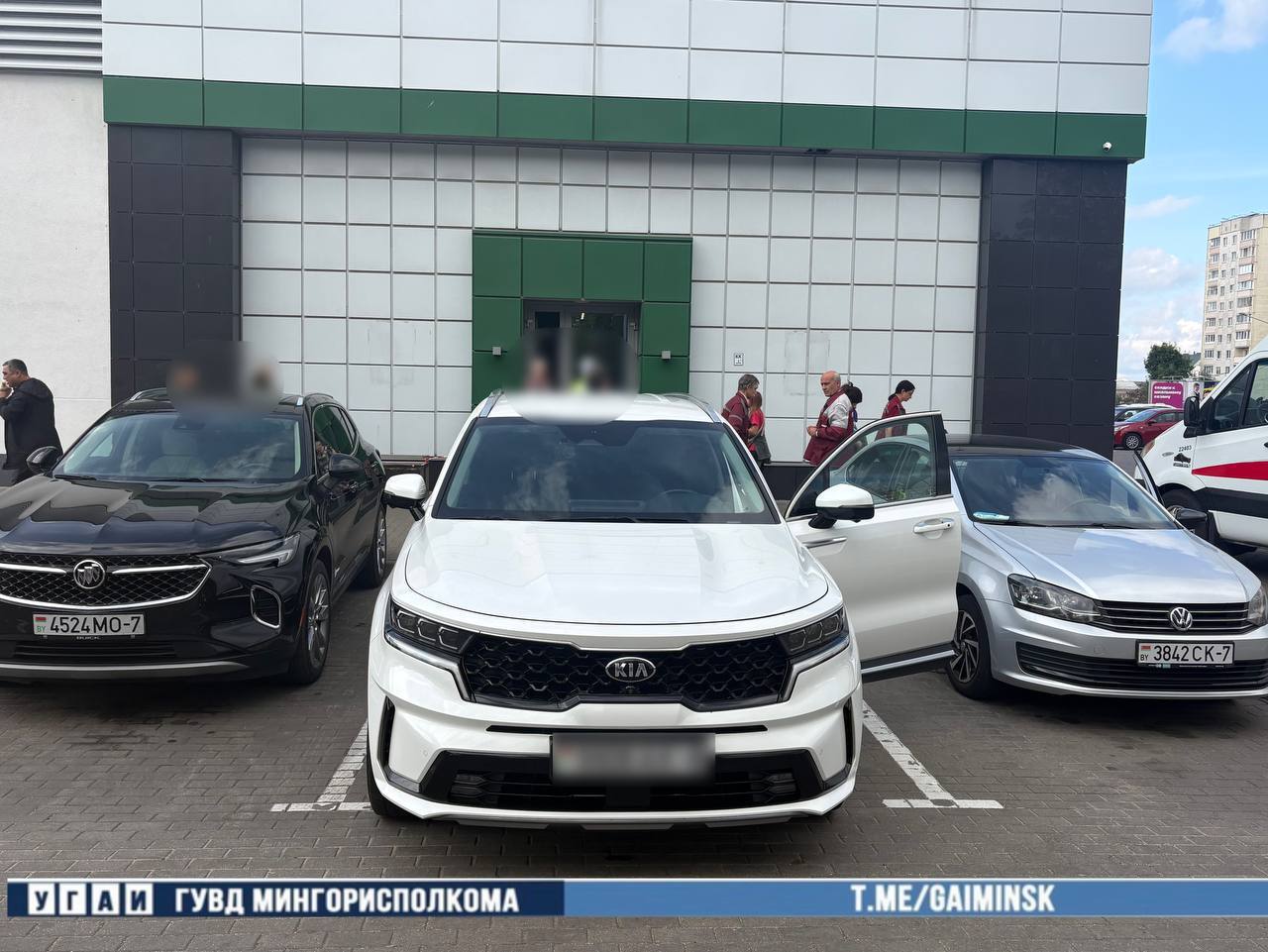 In Minsk, Kia driver hits elderly woman while reversing from parking spot