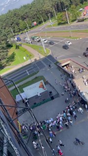 Kilometer-long queues form at Titan and Prizma malls for gifts