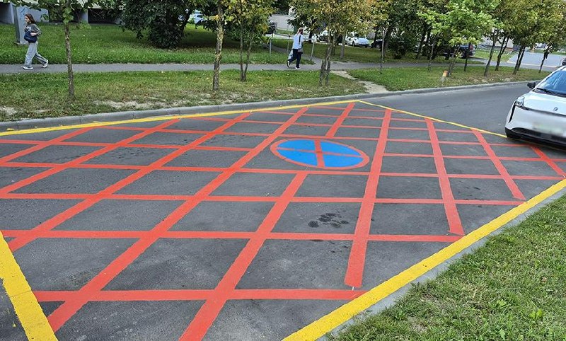 Raudona „šachmatų“ žyma Prityckio gatvėje