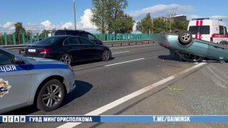 Un Audi se volcó al salir de la MKAD