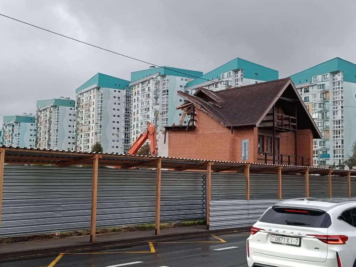 Last brick private house demolished in Minsk near Lukiyanovicha and Leonida Bedy streets