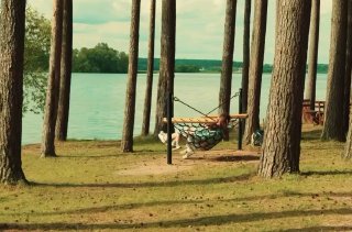 Hammock installate sul Mare di Minsk per il relax in riva all'acqua