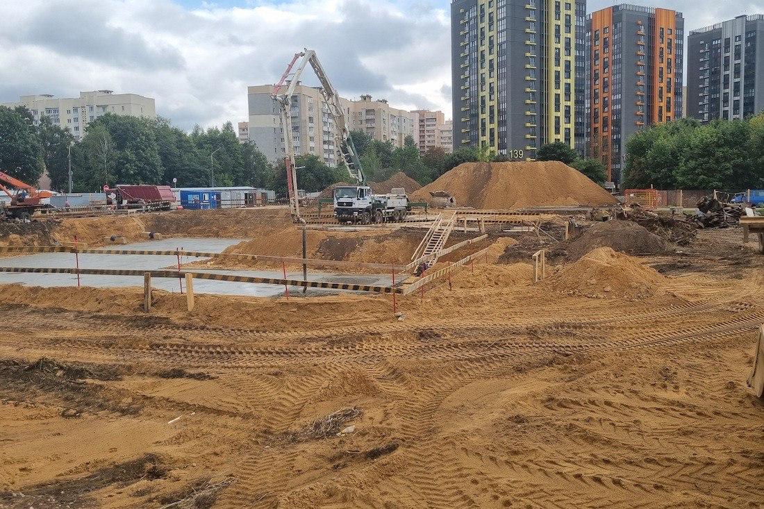 Foundation poured for first high-rise near "4 Sezony" residential complex