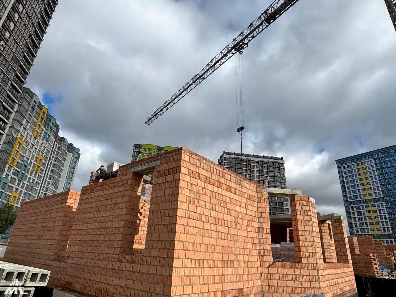 In Minsk-Mir's 'Africa' quarter, a kindergarten with giraffes and hippos on the facade is being built