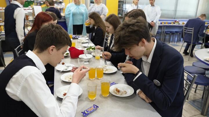 Chocolate blinis, dumplings, and nuggets: what Minsk schoolchildren now eat