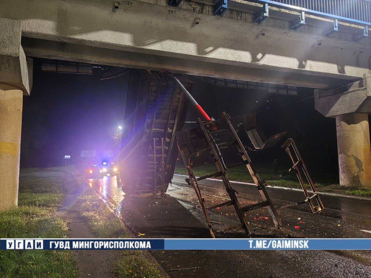 Truck loses body after hitting bridge on Selitskogo Street in Minsk