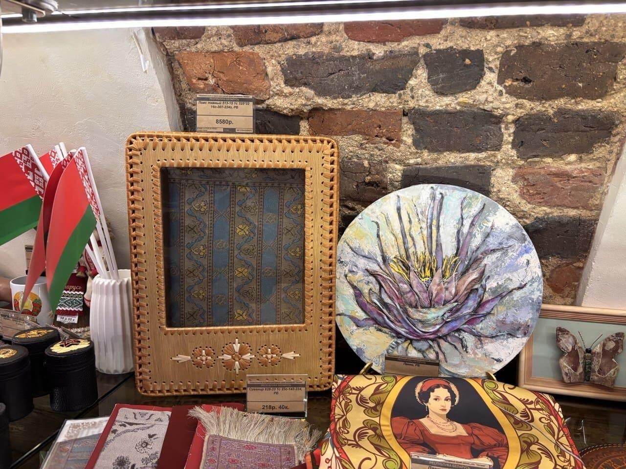 Souvenir Slutsk belt priced at 8,500 rubles sold at Nesvizh Castle