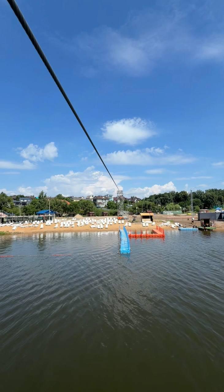 Nouveau tyrolienne à la plage Ptich — la plus longue du Bélarus