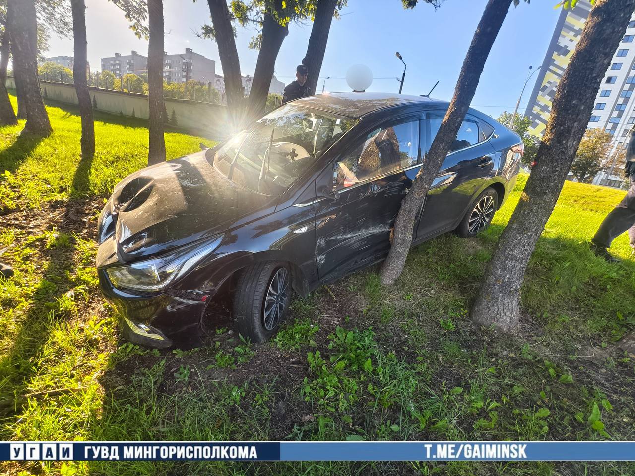 Car crashes into green zone on Uborевичa Street in Minsk