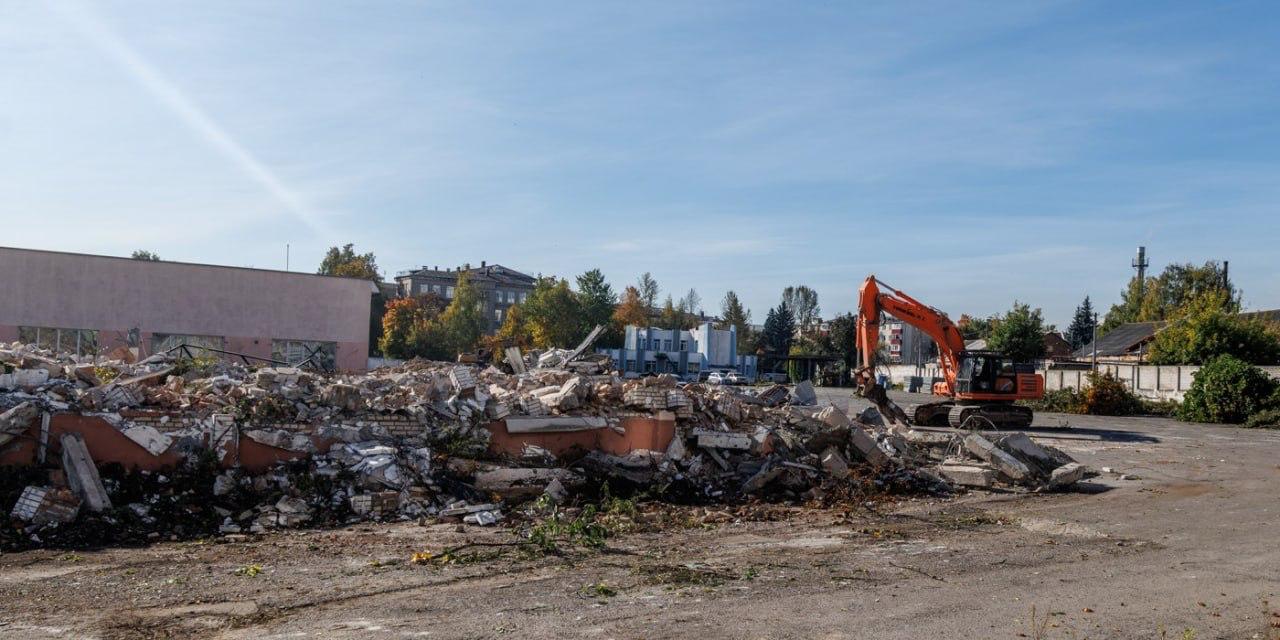 Demolition begins near Svisloch of former bus depot on Mayakovskogo