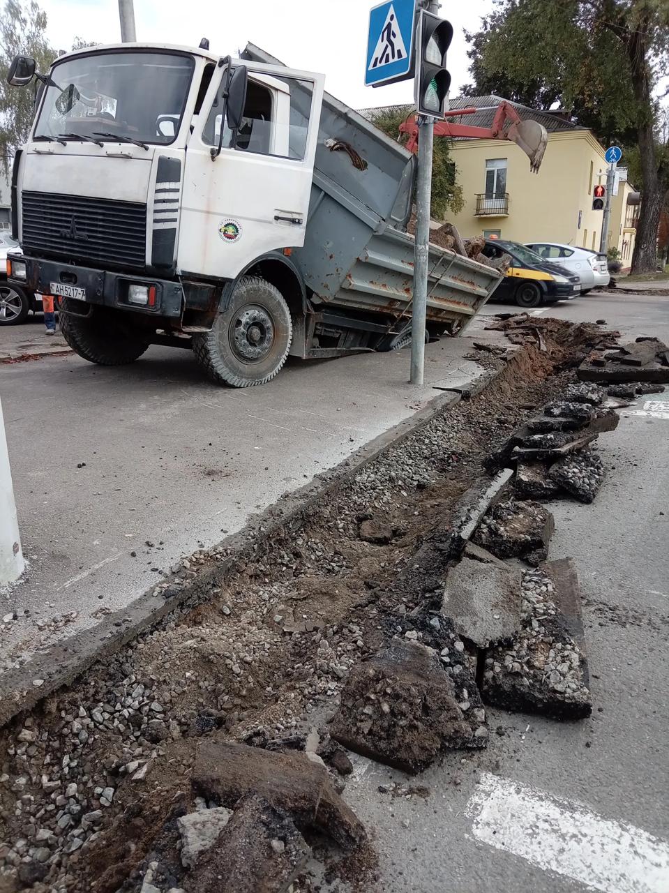 MAZ truck sank into the asphalt in Minsk