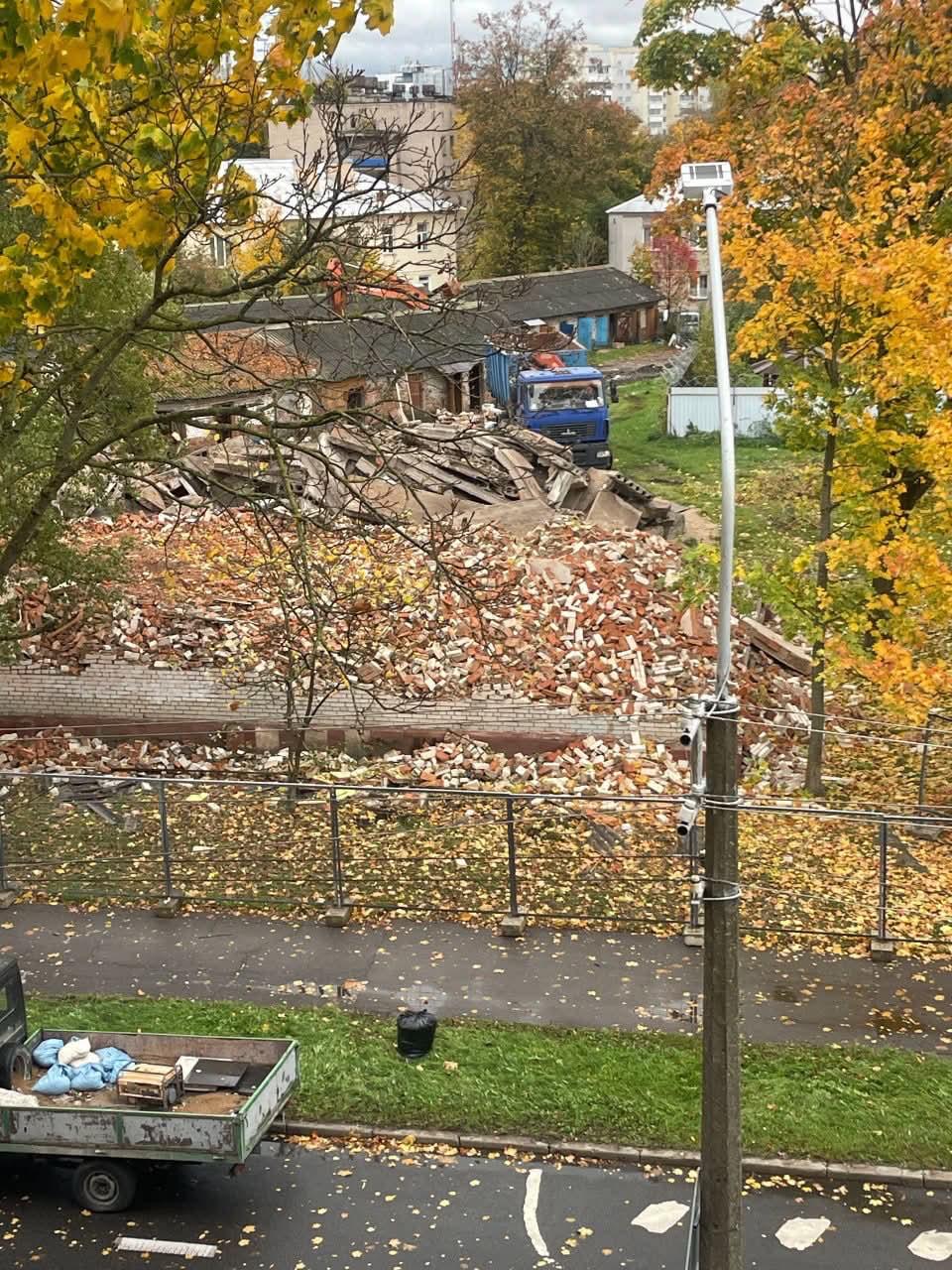 Two-story houses begin to be demolished on Kol'tsova Street in Minsk