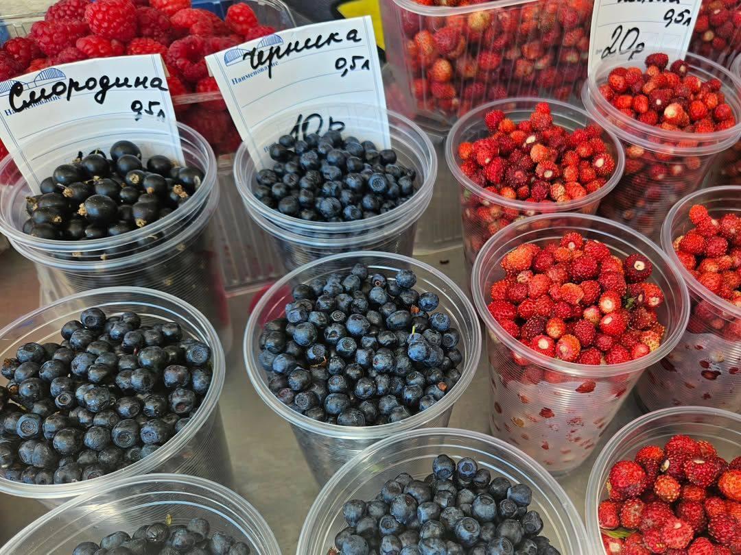 More seasonal berries now available at Komarovka market