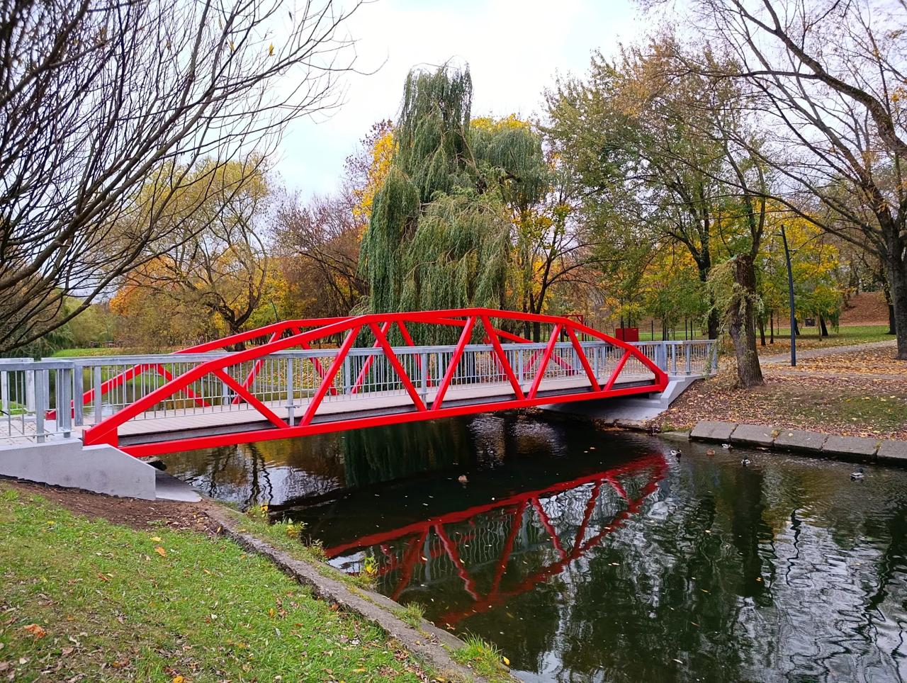 Pedestrian bridge opens in Antonovskiy Park