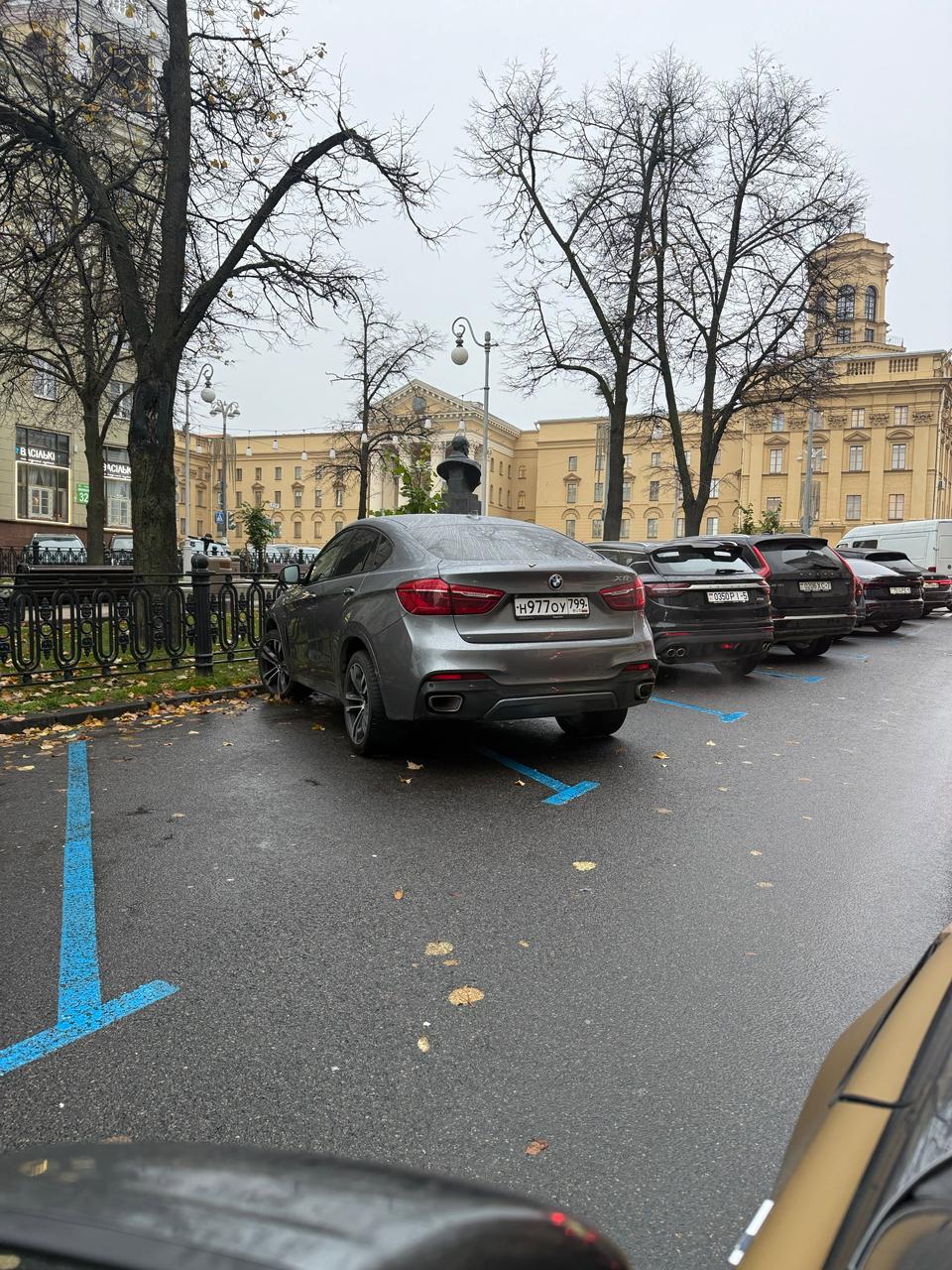 I visitatori dalla Russia stupiscono con il parcheggio