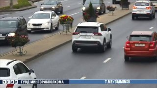 Incidente multiplo in via Denisovskaya: una Volkswagen si ribalta