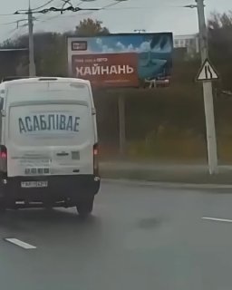 In Minsk, Geely driver splashes mother and child in stroller with water