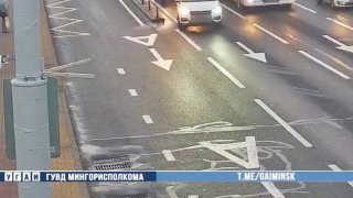 Une Geely se retourne après un accident sur l'avenue Partizanski