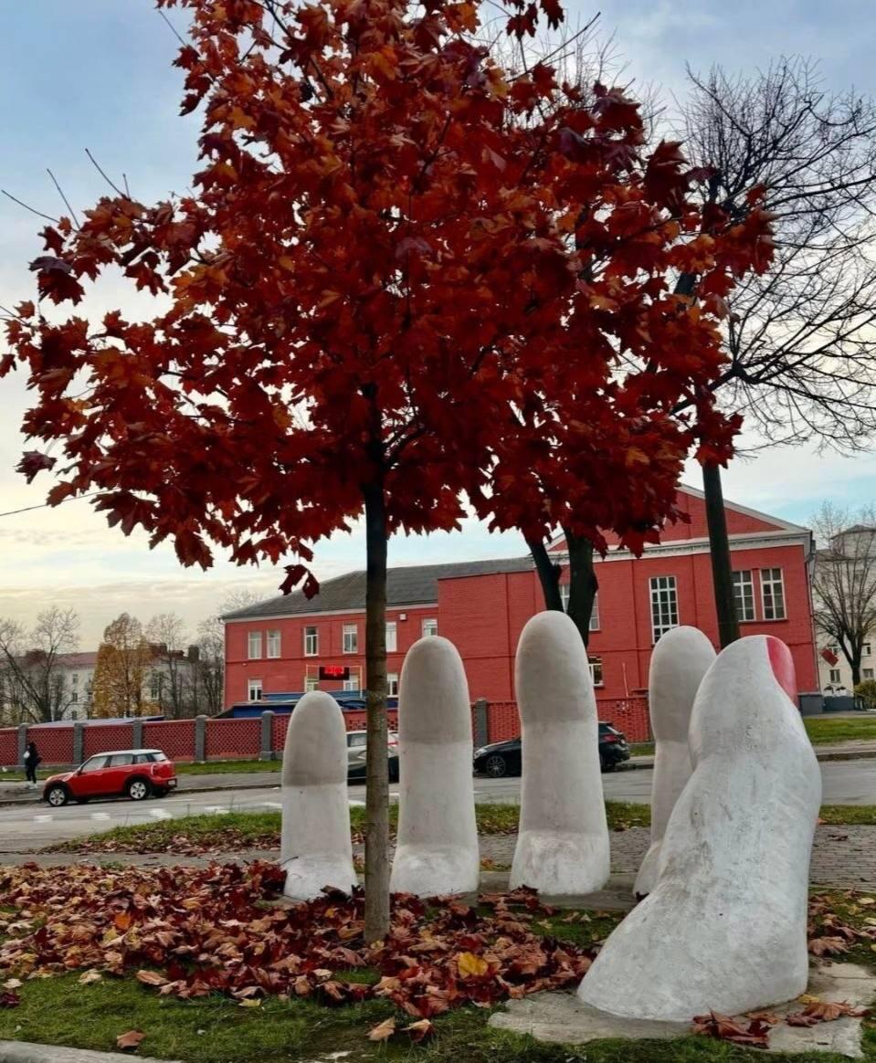 En Minsk, manos emergen del suelo: arte callejero