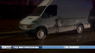 Mujer ebria en Minsk choca tres coches y vuelca