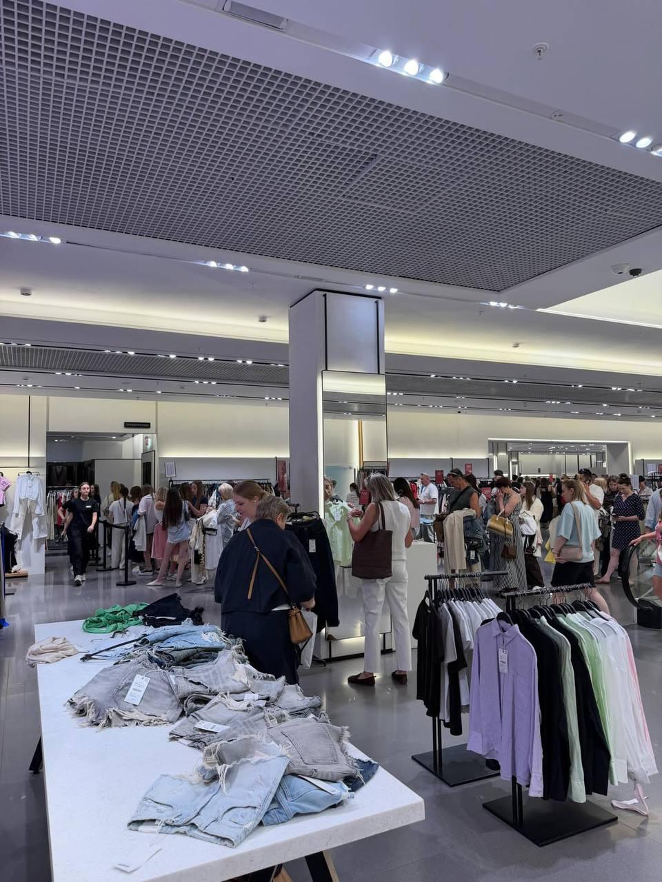 Garas rindas ZARA Dana Mall iepirkšanās centrā