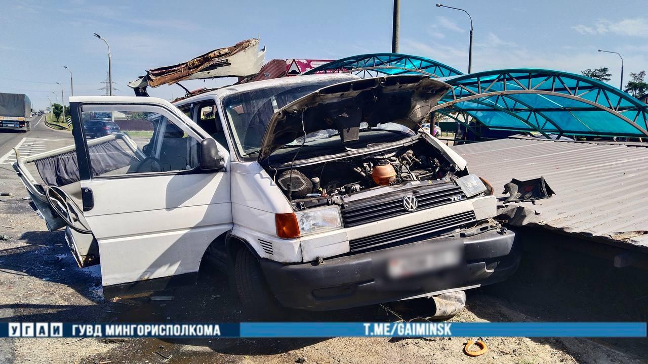 MKAД crash: Volkswagen collides with truck, three injured