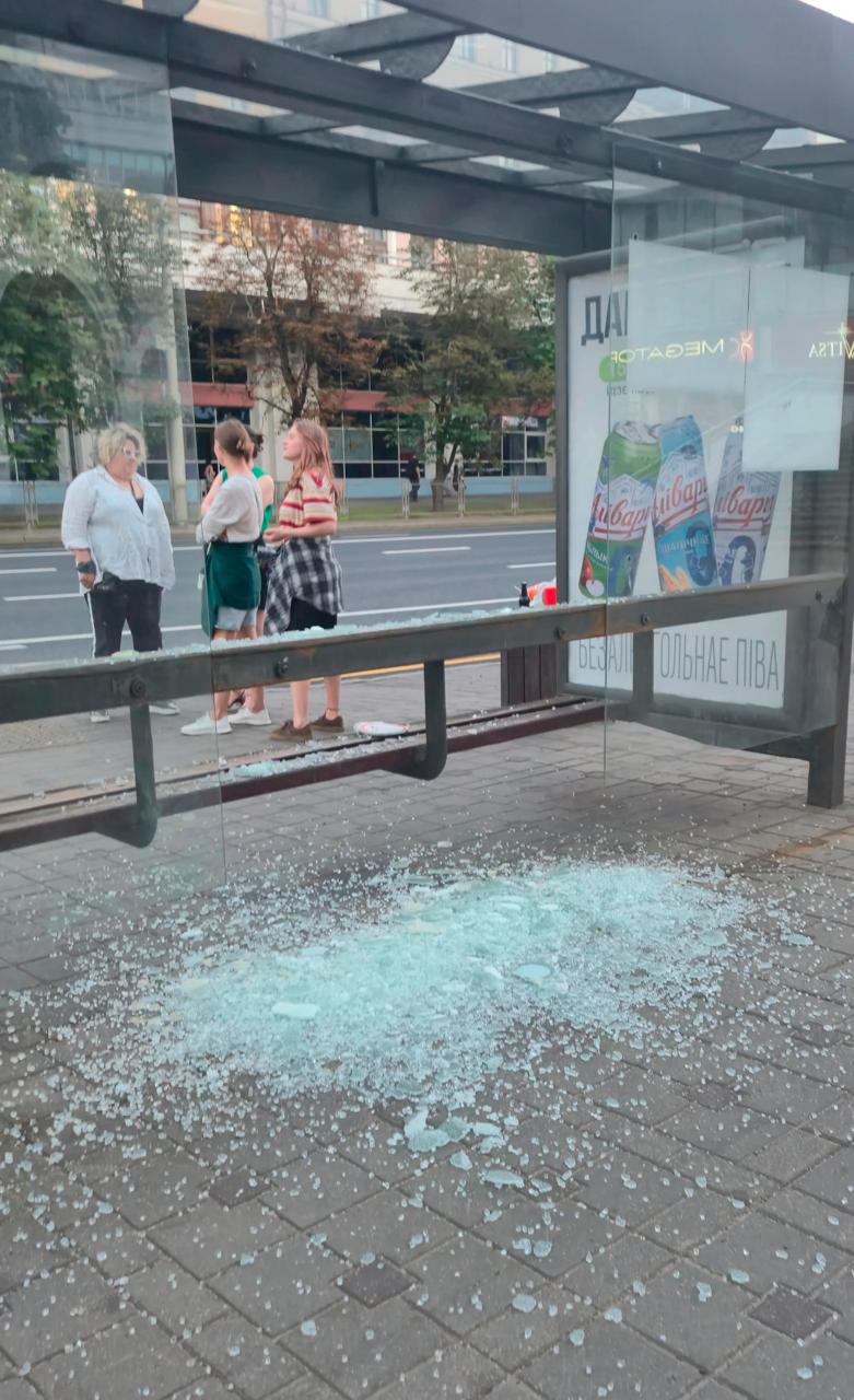Glass wall of bus stop collapses on Nemiga Street