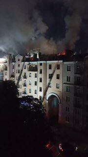 Ugnis vėl plykstelėjo stoge, vaizdas iš kiemo