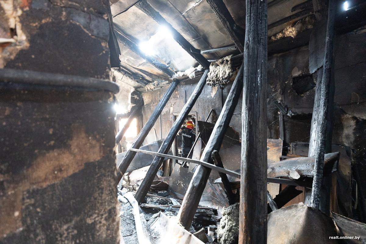 Burned roof after nighttime fire on Lenina Street — rescuers continue operations