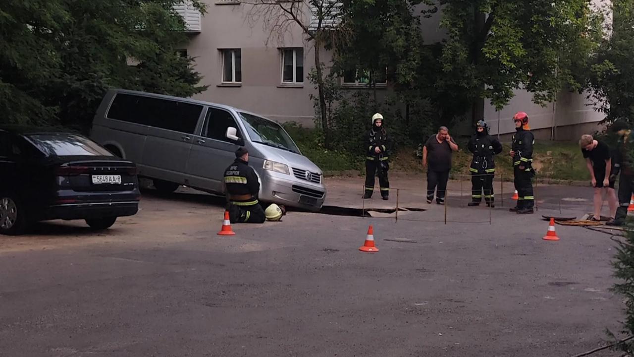 Una furgoneta se hunde en el asfalto en Minsk