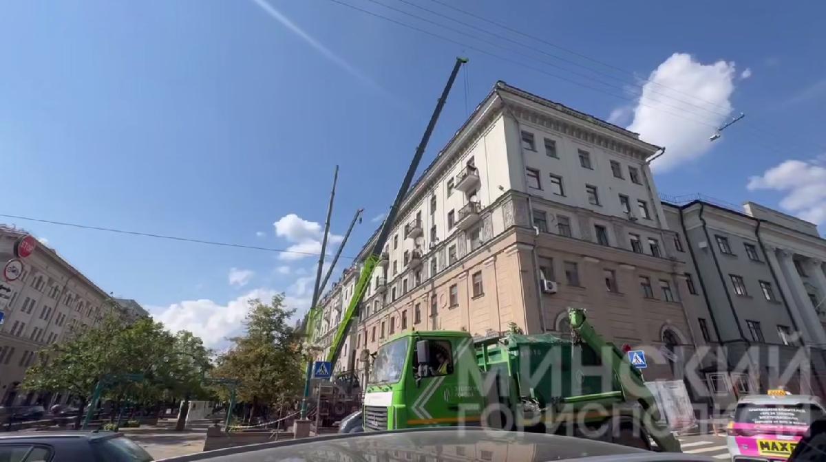 Pradėtas statyti laikinas stogas Lenino gatvėje