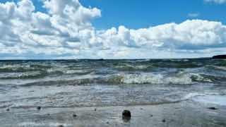 La mer de Minsk montre son caractère — incroyablement belle