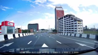 一辆吉利汽车在道路上造成紧急情况