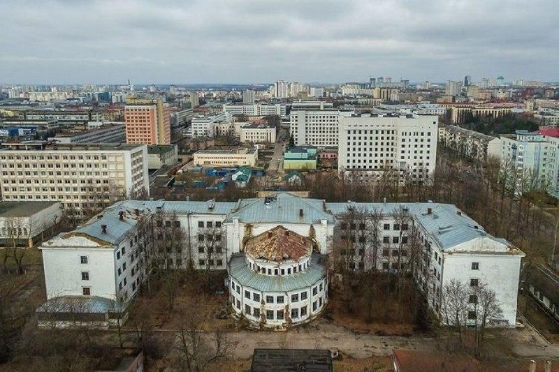 Minsk's famous abandoned children's hospital on Pyatrus Brovka Street being demolished