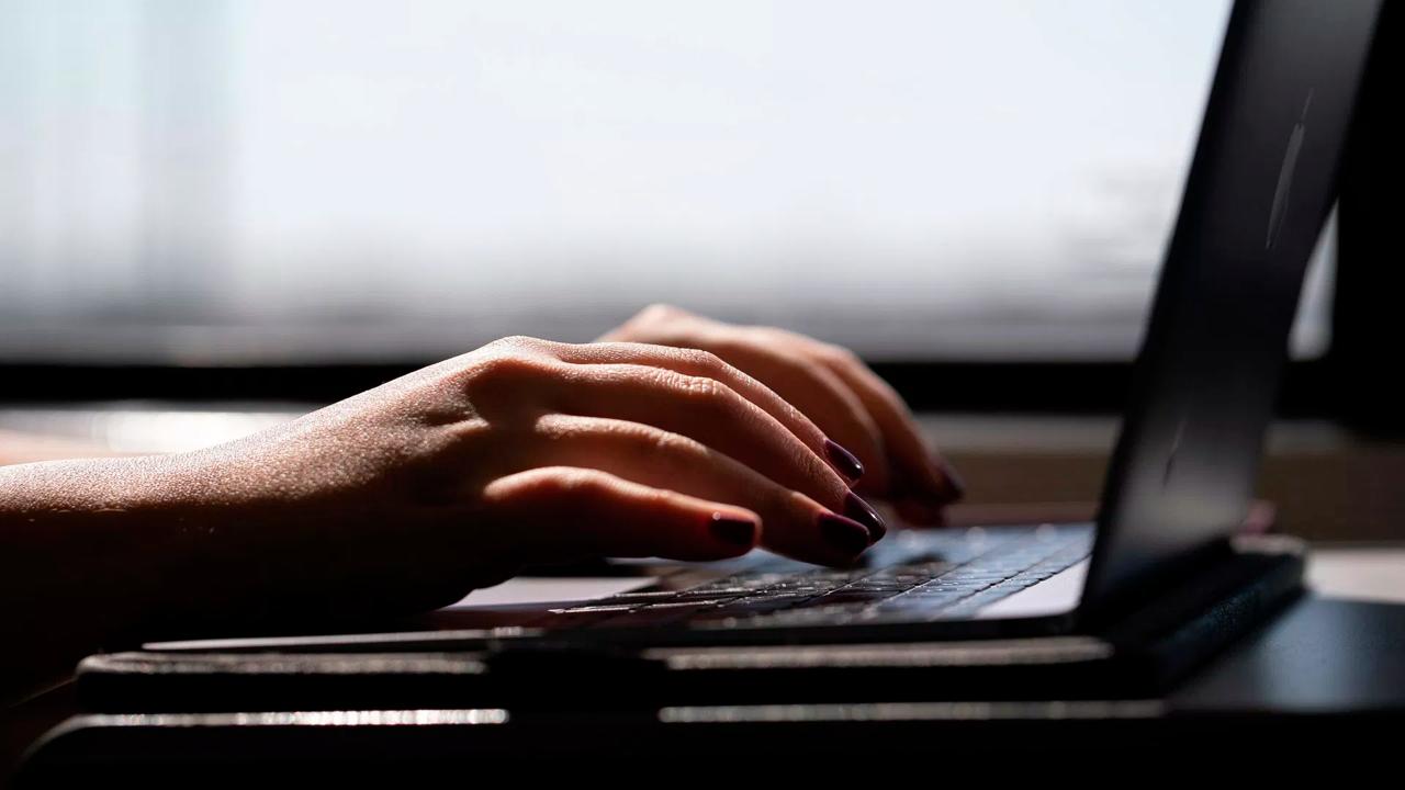 In Belarus, an employee officially worked only 4 minutes 48 seconds a day