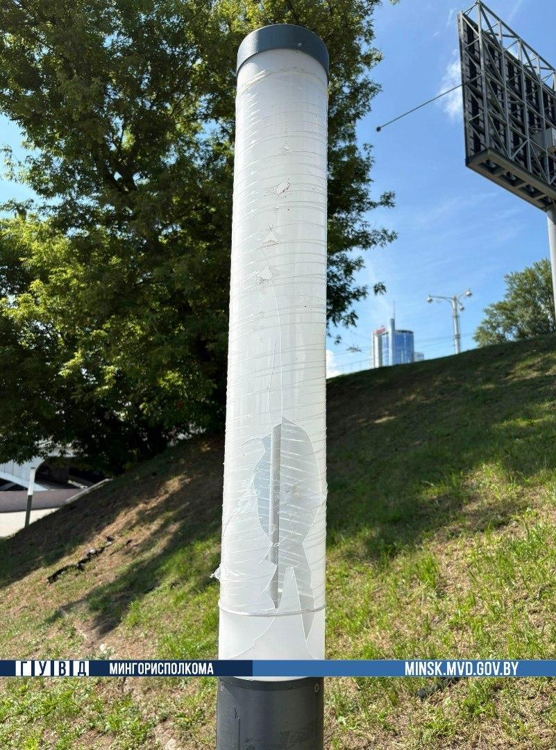 Man breaks lights on Svislach embankment after seeing girl with another guy