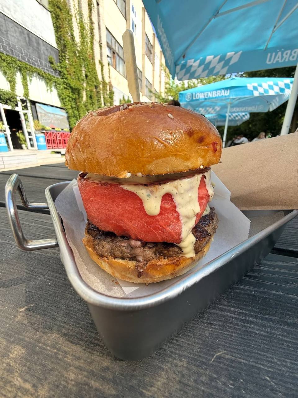 A BackDoor di Oktyabrskaya lanciato un burger con anguria