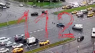 Une Ford Mustang aux plaques biélorusses percute un passage souterrain